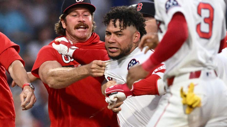 Willson Contreras at the center of benches-clearing scuffle, throws helmet at Nationals pitcher